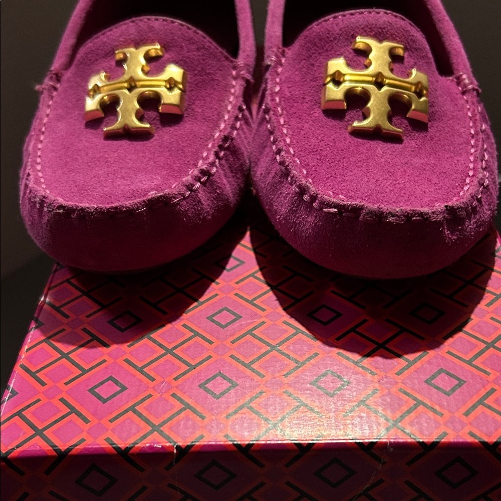 Tory Burch- Everly Driver Suede Loafers with Gold Emblem, “Prickly Pear”, size 8 - Picture 7 of 9